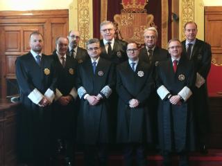 La Sala de Gobierno y el padrino de jura junto al nuevo juez, Héctor Fernández Sierra, y el vocal del CGPJ Álvaro Cuesta